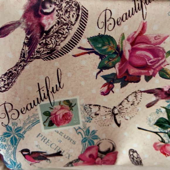 Claire’s cute little makeup purse! - Picture 2 of 3